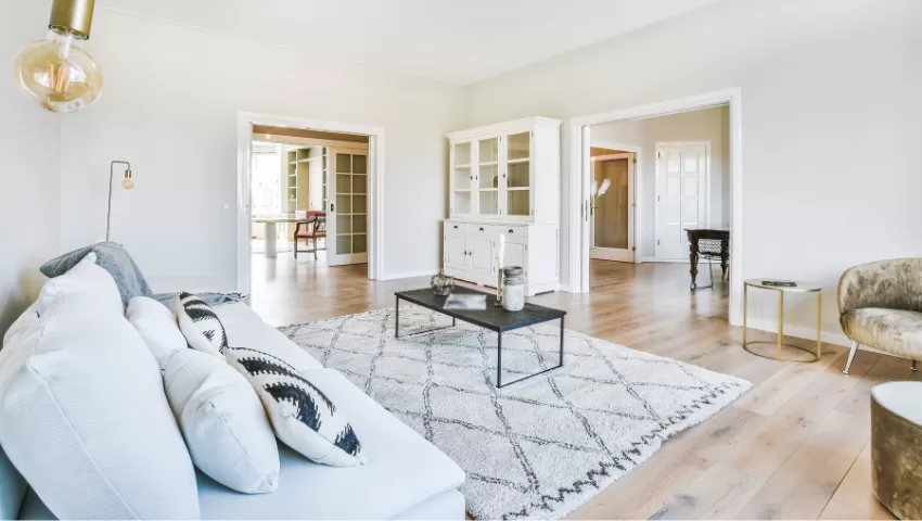 cálida y moderna sala de estar